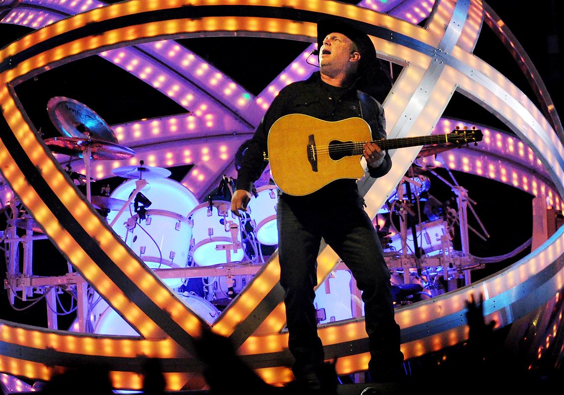 Concert Review Garth Brooks Energizes Pittsburgh Crowd In Consol