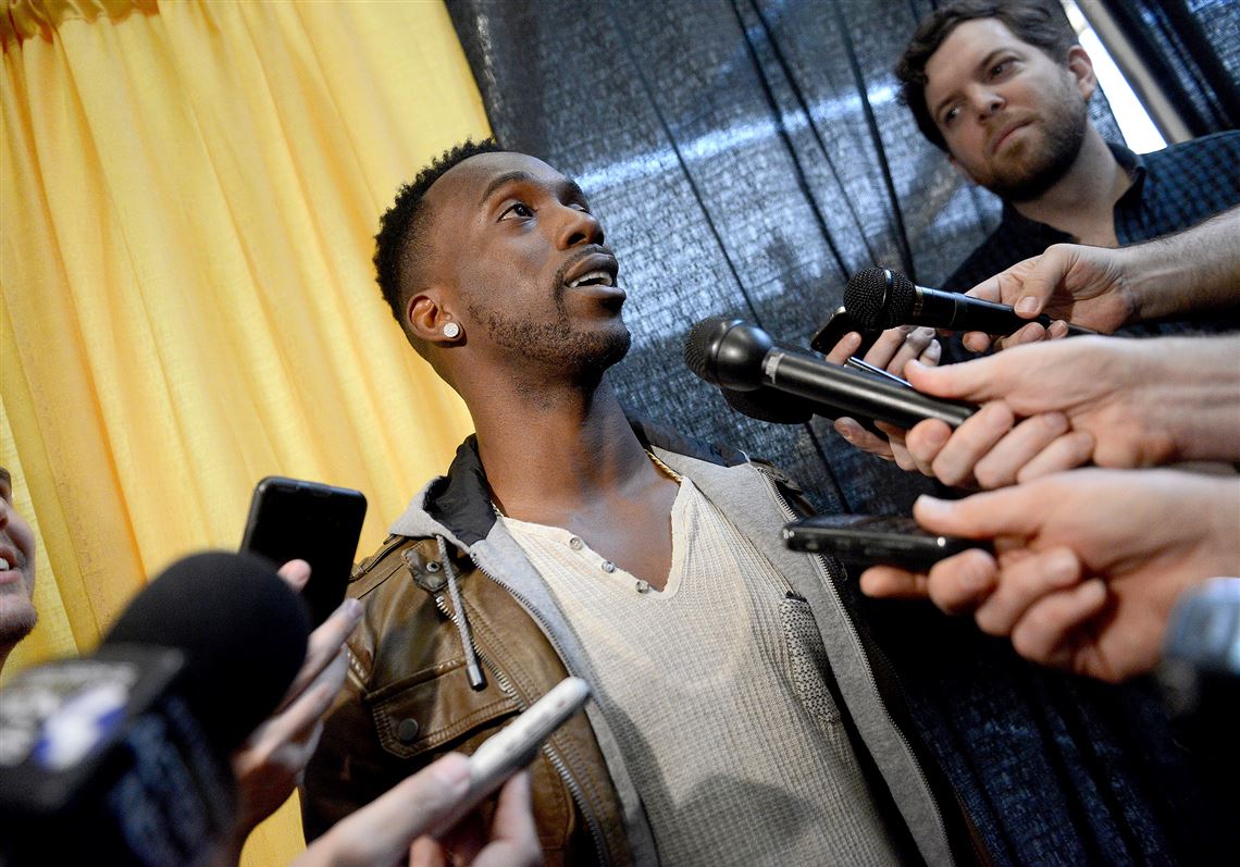 Really special': Andrew McCutchen furthers connection with Clemente family  during pregame meet-and-greet