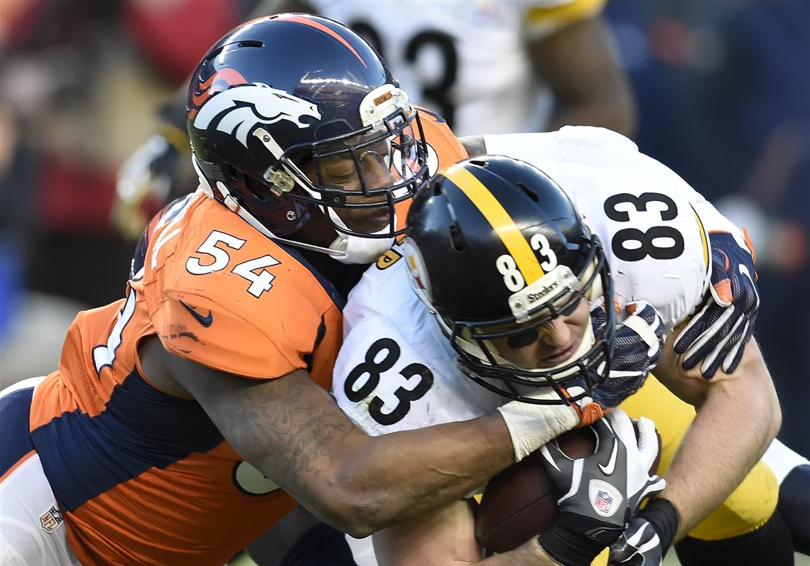 Pittsburgh Steelers tight end Heath Miller (83) runs off of Heinz