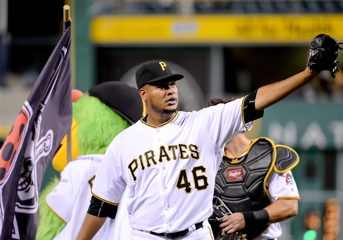 Pirates sign Ivan Nova to 3-year deal