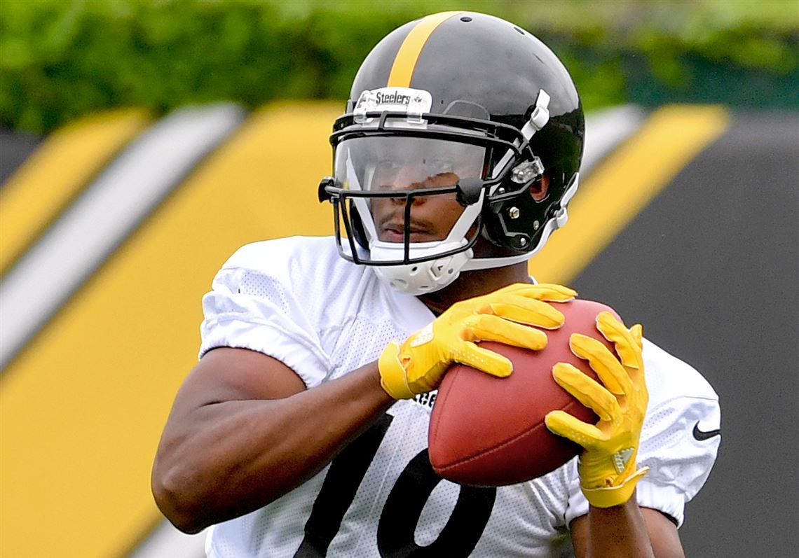 JuJu Smith-Schuster's back in school, wearing his Steelers jersey and pads  