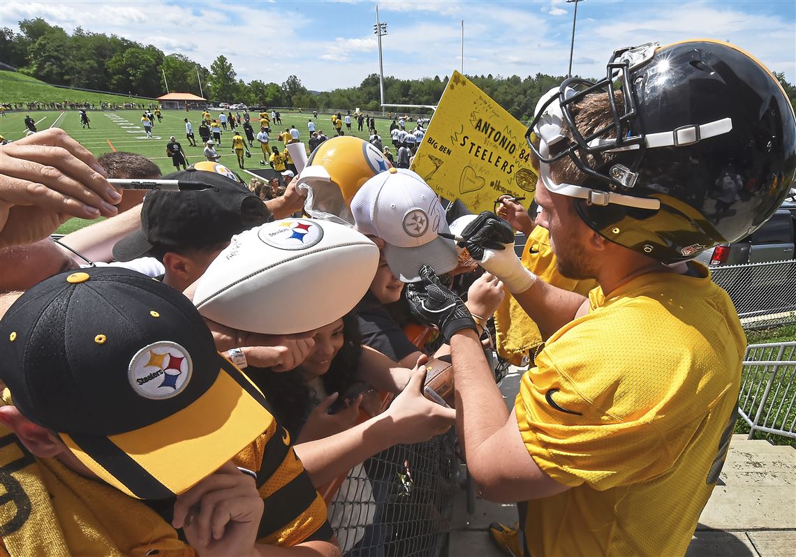 PHOTOS: Autographs at training camp