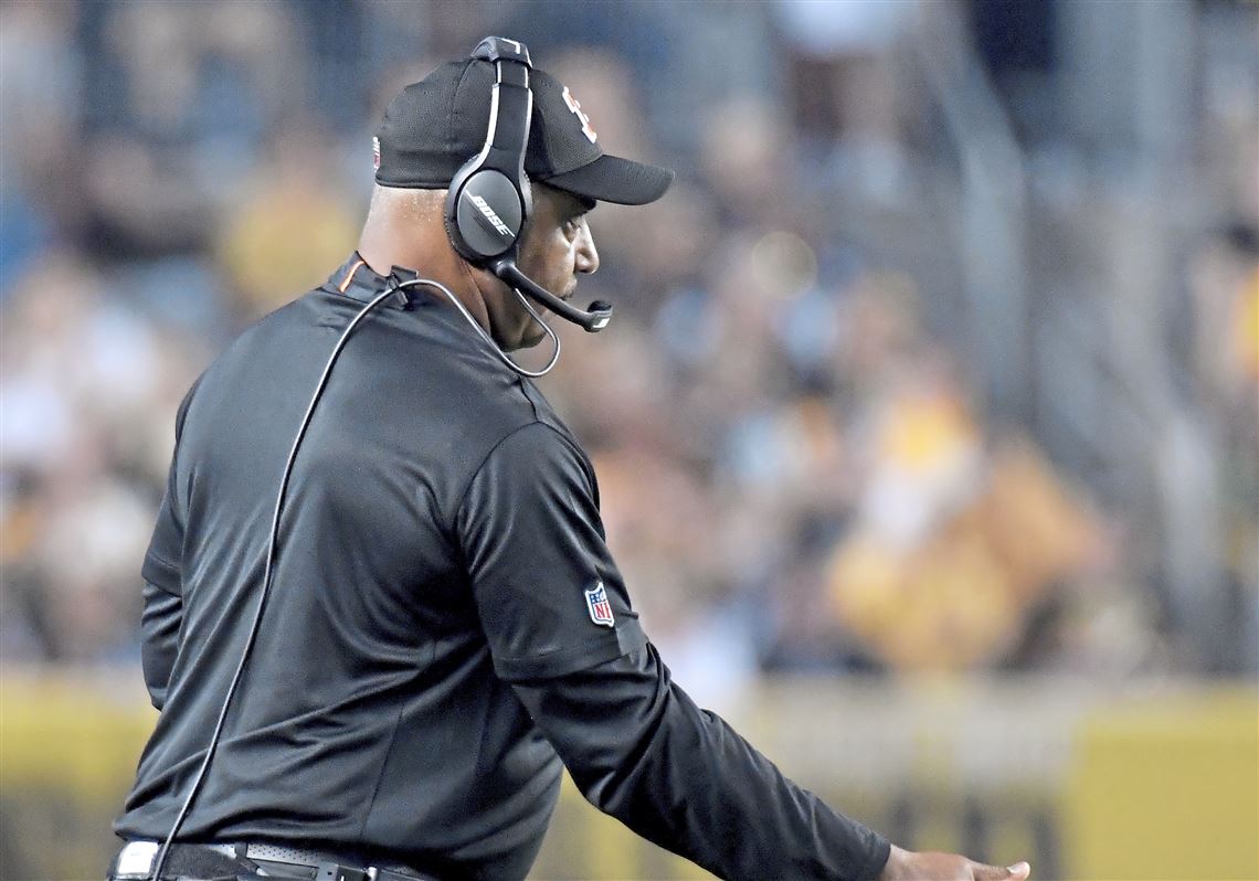 Cincinnati Bengals head coach Marvin Lewis talks with line backer