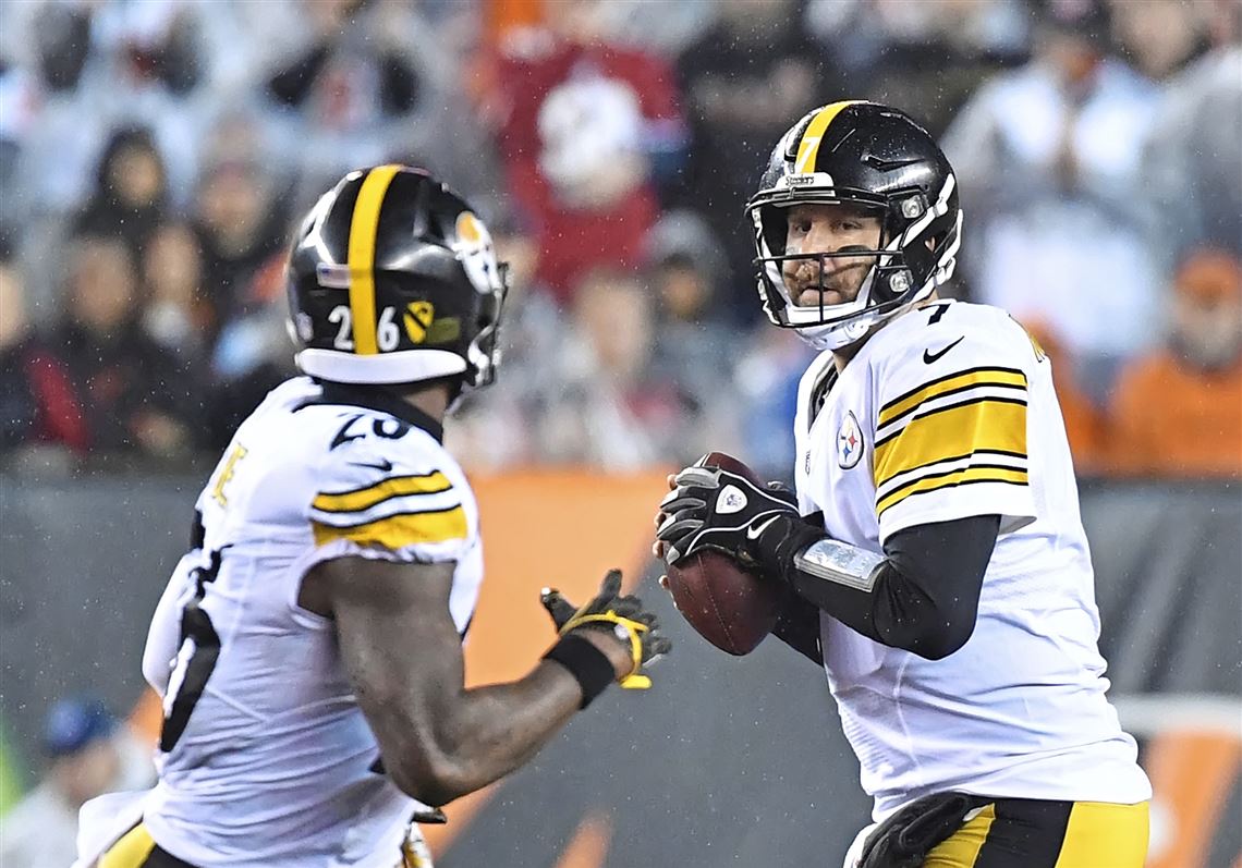 Quarterback Tommy Maddox of the Pittsburgh Steelers huddles with