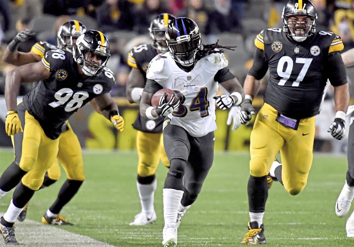 Vince Williams wears Ryan Shazier's jersey in practice