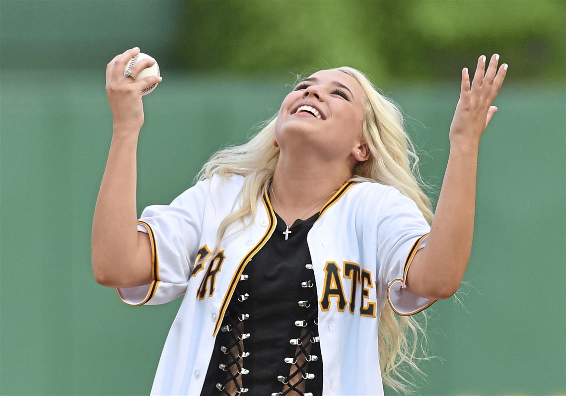 Pittsburgh's Gabby Barrett Brings Vocal Fireworks To Point State Park ...