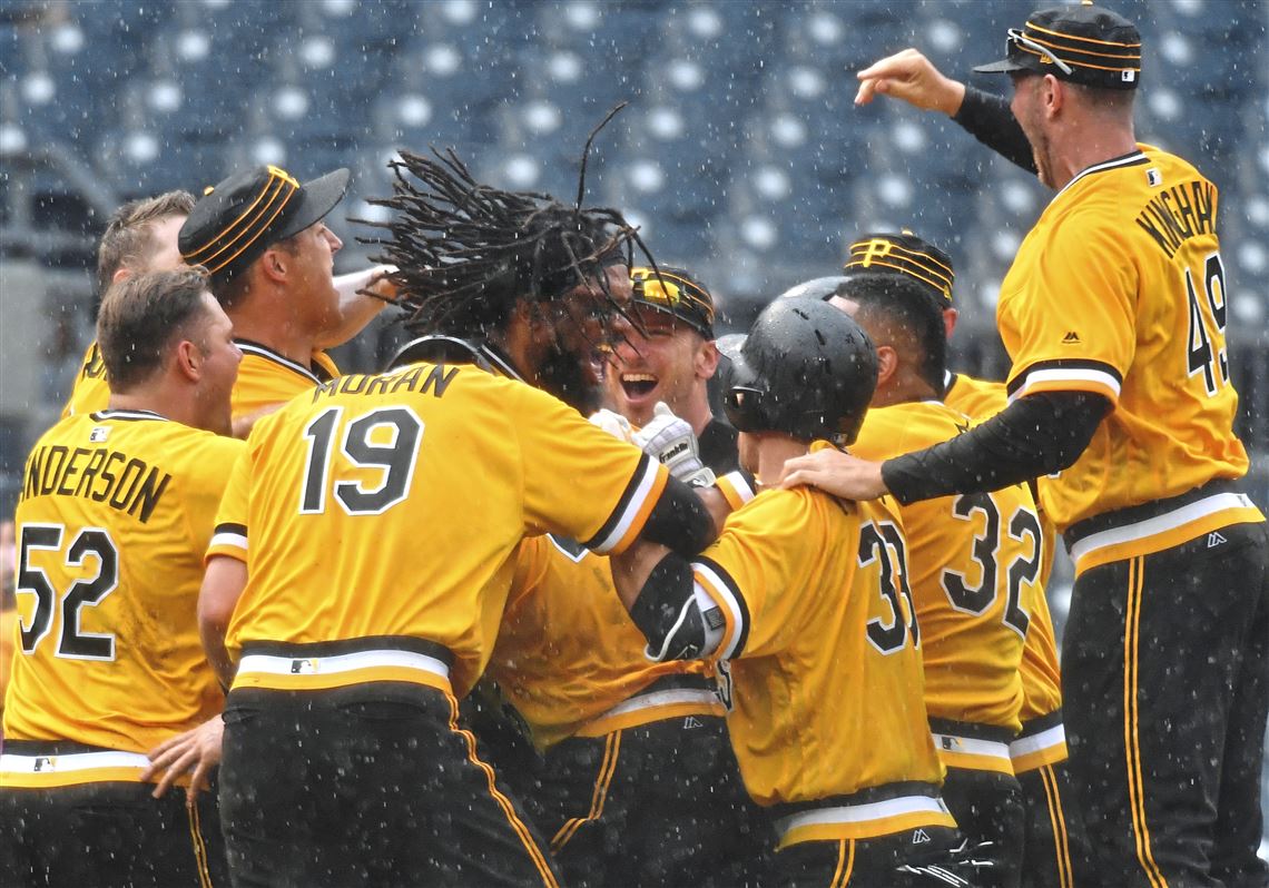 Pirates rally in ninth for walk-off against Brewers