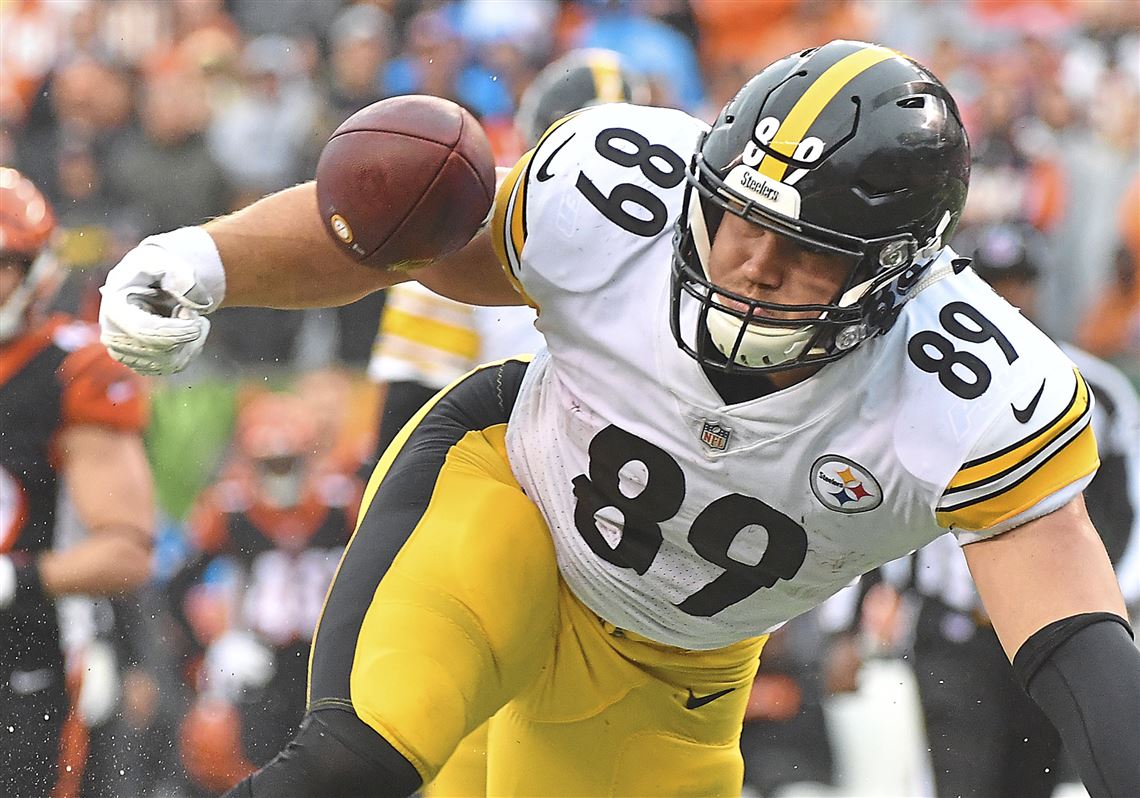 NFL stars JuJu Smith-Schuster and James Conner fined £4k for not wearing  their socks correctly