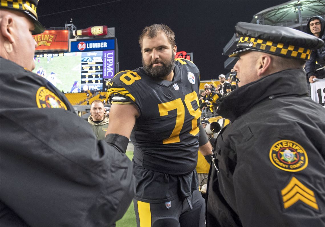 Reacting to Alejandro Villanueva throwing shade at the Steelers