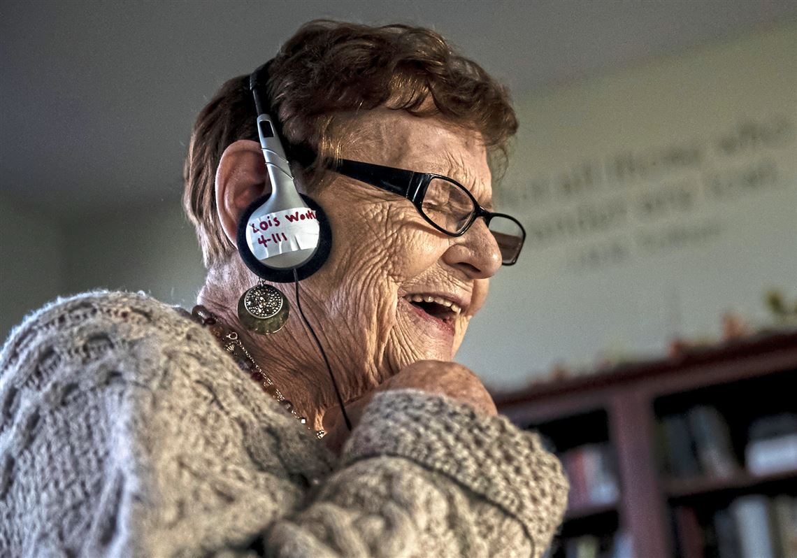 In therapy program for oldsters, iPods bring long-ago music to their ears