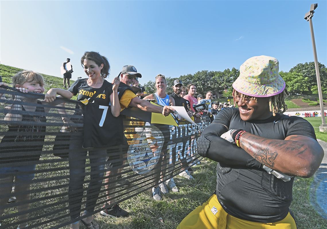 Steelers fans show up early in Latrobe for training camp