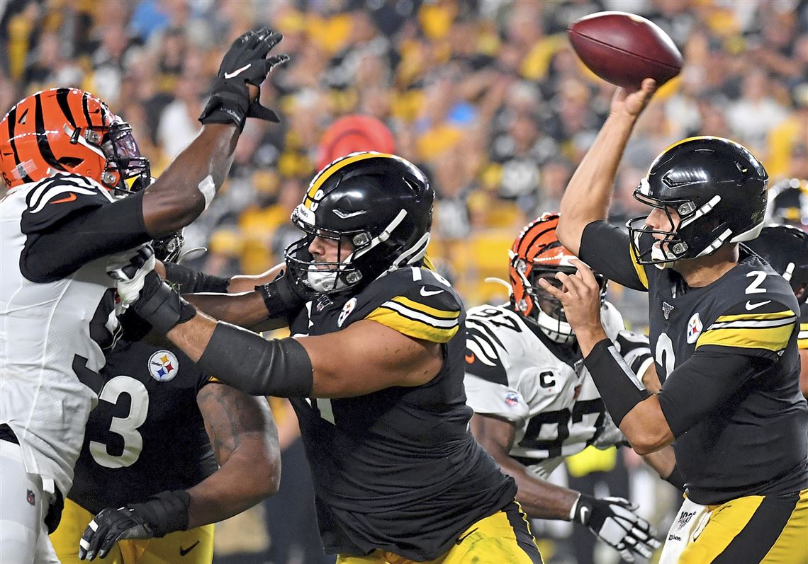 Pittsburgh Steelers quarterback Mason Rudolph (2) passes against