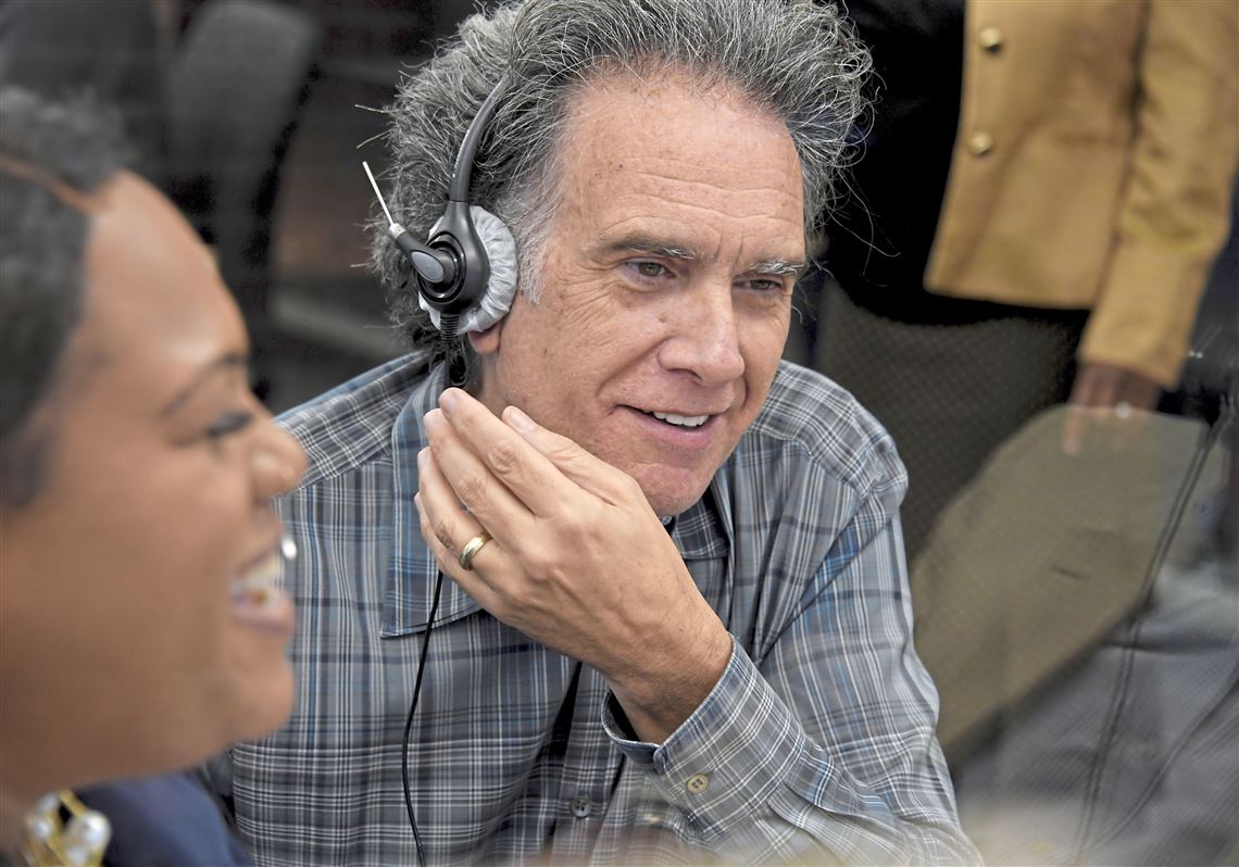 Warren Buffett s Son Visits 2 1 1 Call Center For People In Crisis As 