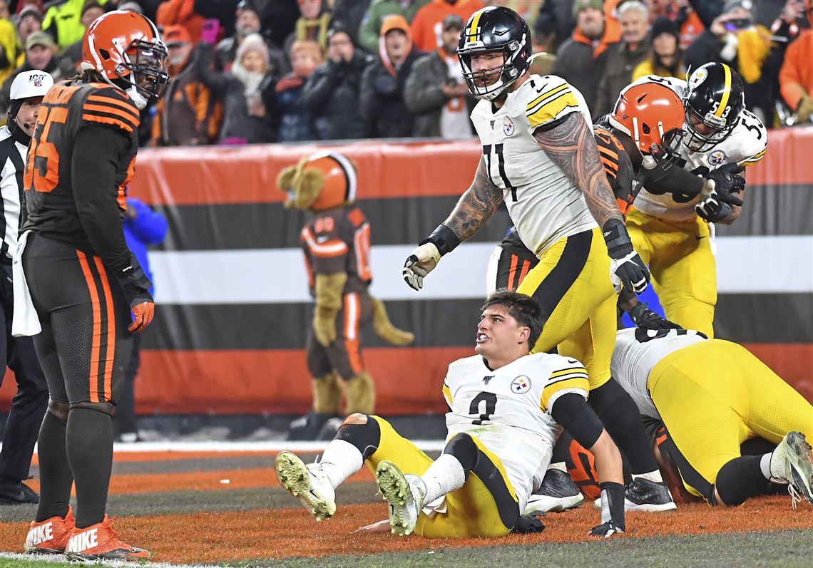 Browns' win over the Steelers ends in a helmet swing and a brawl