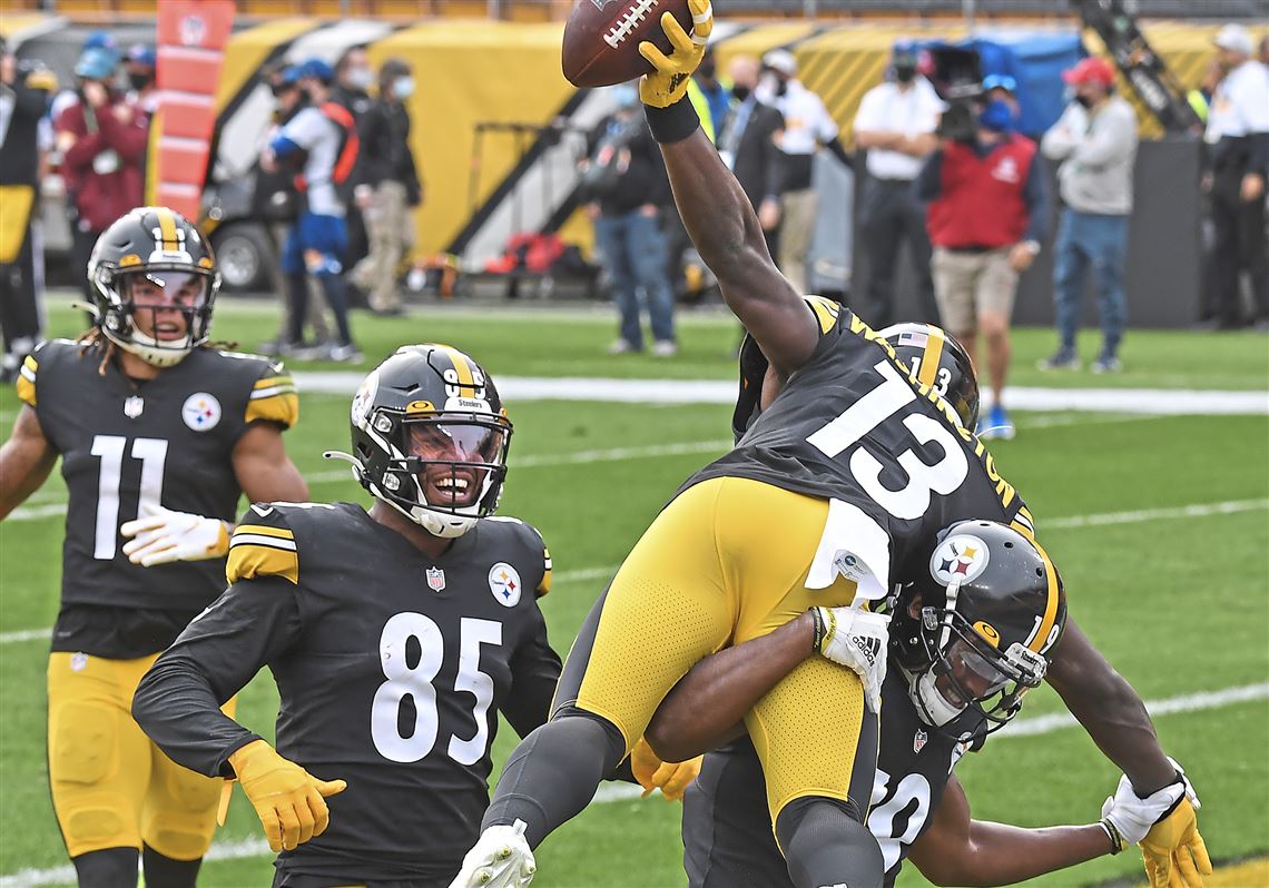 Pittsburgh Steelers Jerome Bettis and quarterback Ben Roethlisberger  reviews the photos on the sidelines of their touchdown in the fourth  quarter at Heinz Field on December 12, 2004 . The Steelers defeated