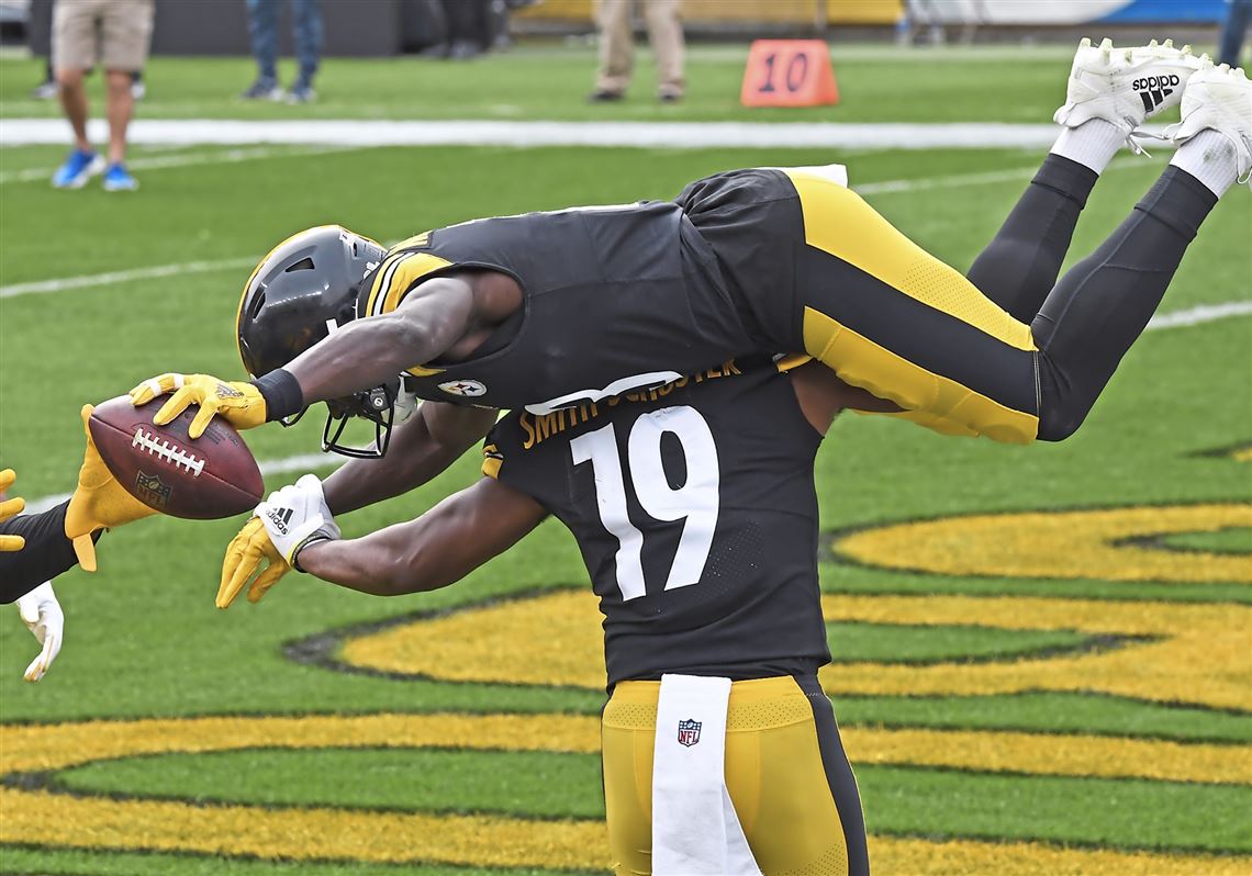 Steelers' star receiver Antonio Brown changes jersey nameplate to 'Browns'