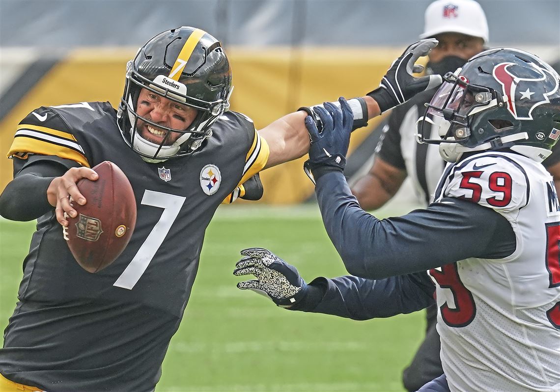 Pittsburgh Steelers quarterback Ben Roethlisberger points to the