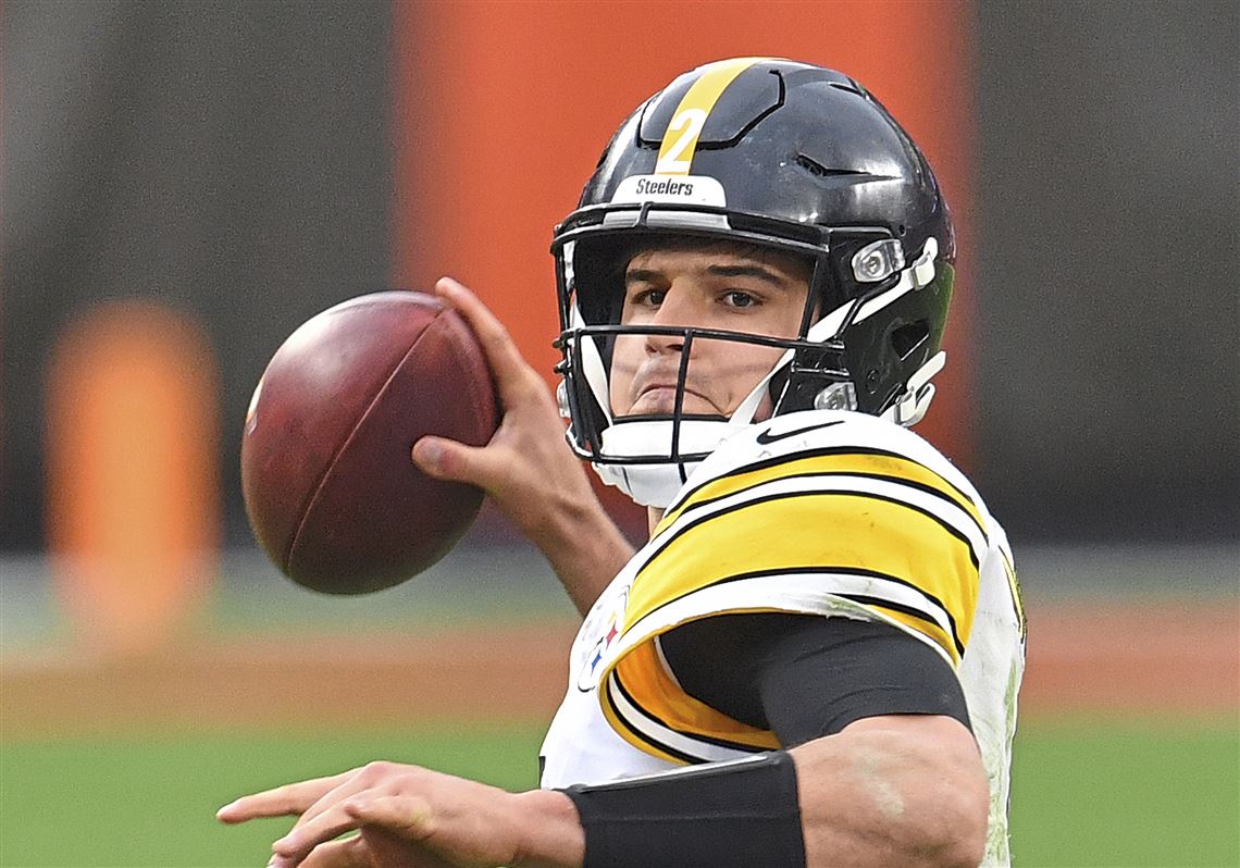 Pittsburgh Steelers quarterback Terry Bradshaw (12) tosses ball to