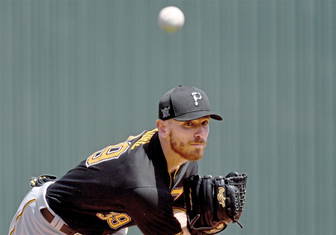 Pitcher hides his glove with his jersey, breakdown 