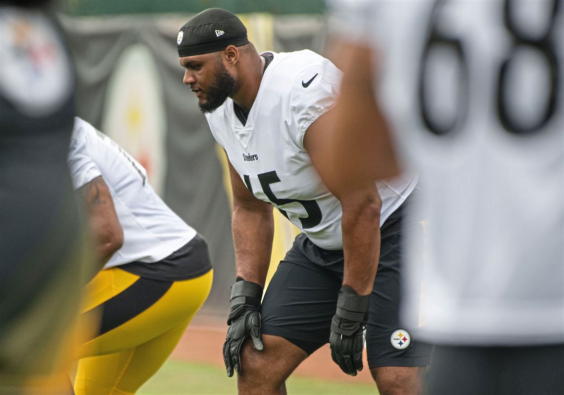 Pittsburgh Steelers offensive tackle Dan Moore Jr. (65) shuffles