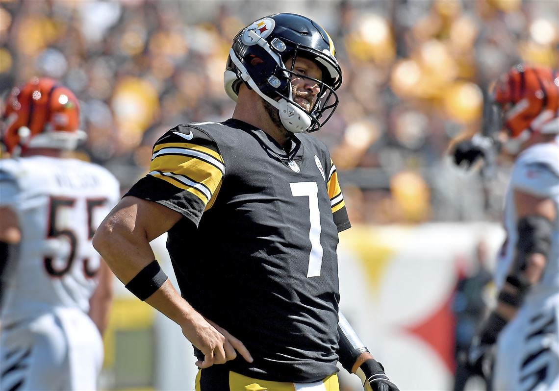 Steelers players, fans watch Ravens hold on from Heinz Field video board