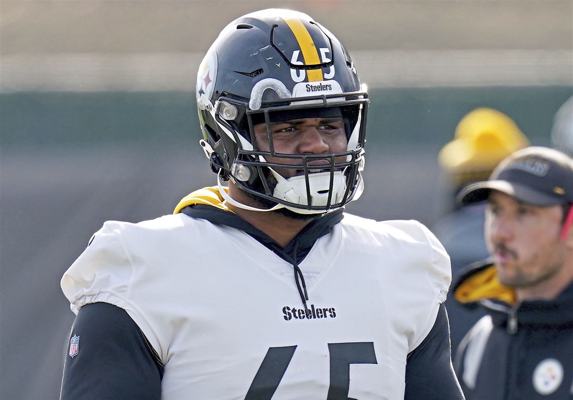 Pittsburgh Steelers offensive tackle Dan Moore Jr. (65) shuffles