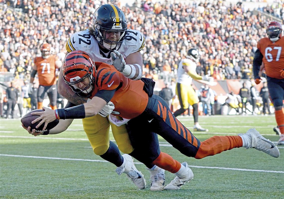 Pittsburgh Steelers defensive end Isaiahh Loudermilk (92) plays