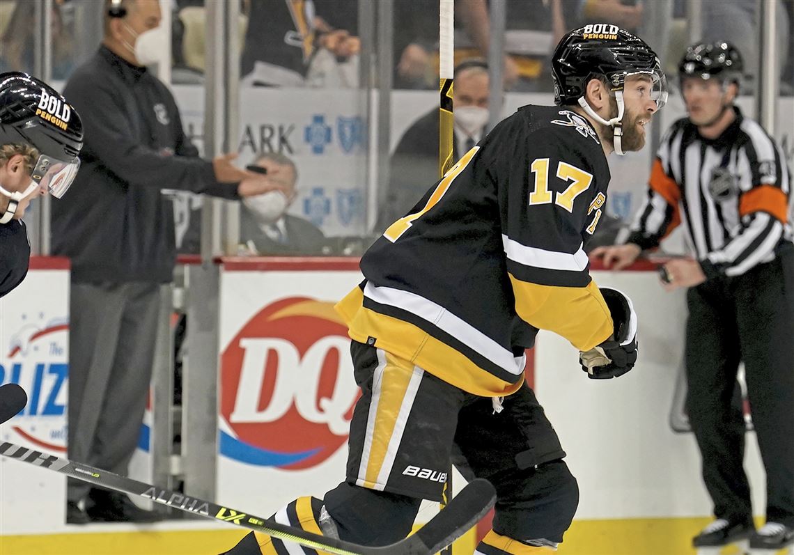Bryan Rust rejoins Penguins at practice following bout with COVID