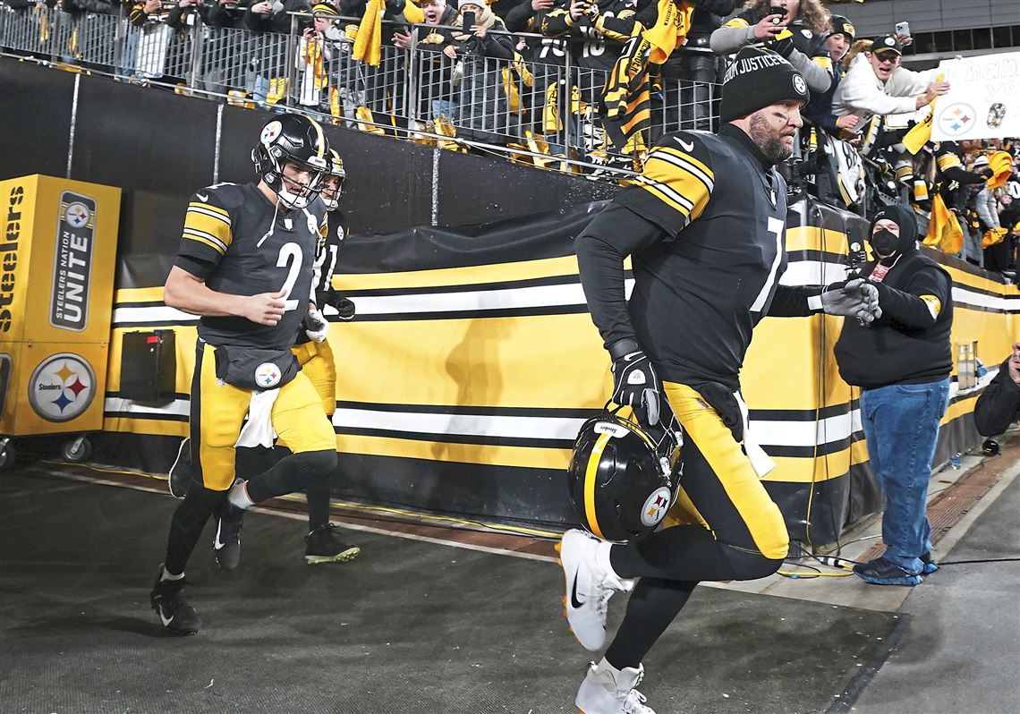 Penguins Honor Ben Roethlisberger with Custom Warmups, Puck Drop