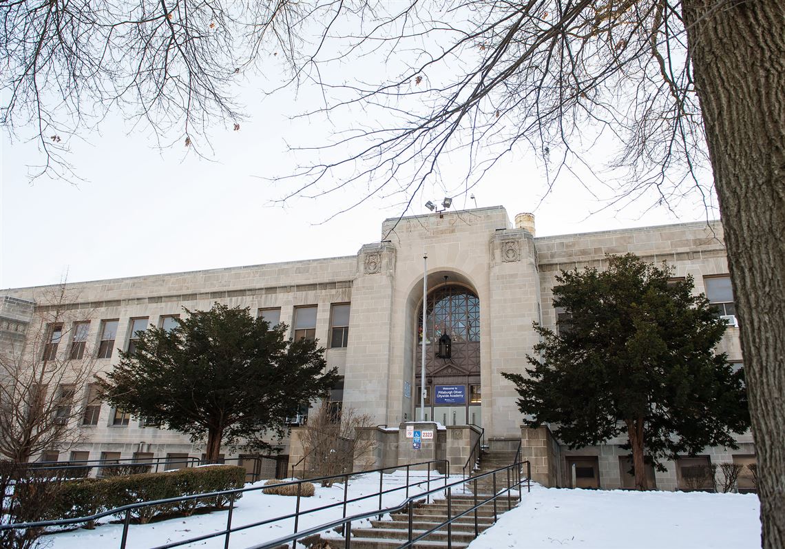 2 Pittsburgh police officers injured breaking up fight at Oliver