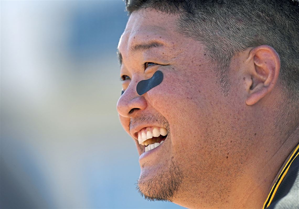 Yoshi Tsutsugo's 1st home run for Pirates receives warm welcome from  teammates