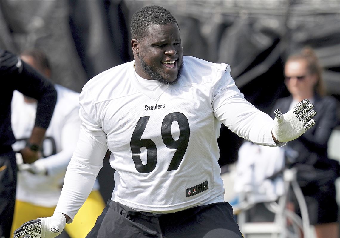 Pittsburgh Steelers guard Kevin Dotson (69) lines up during the