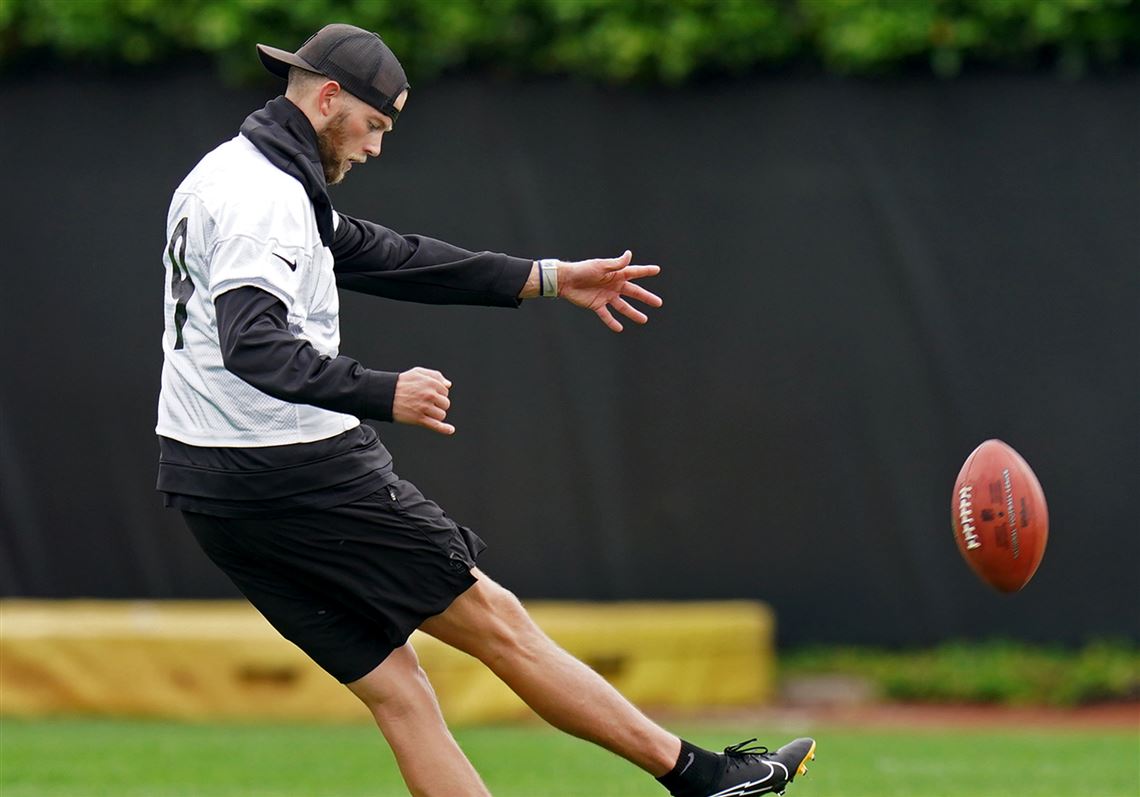 Woman plays pickleball with TJ Watt, Alex Highsmith and Minkah Fitzpatrick