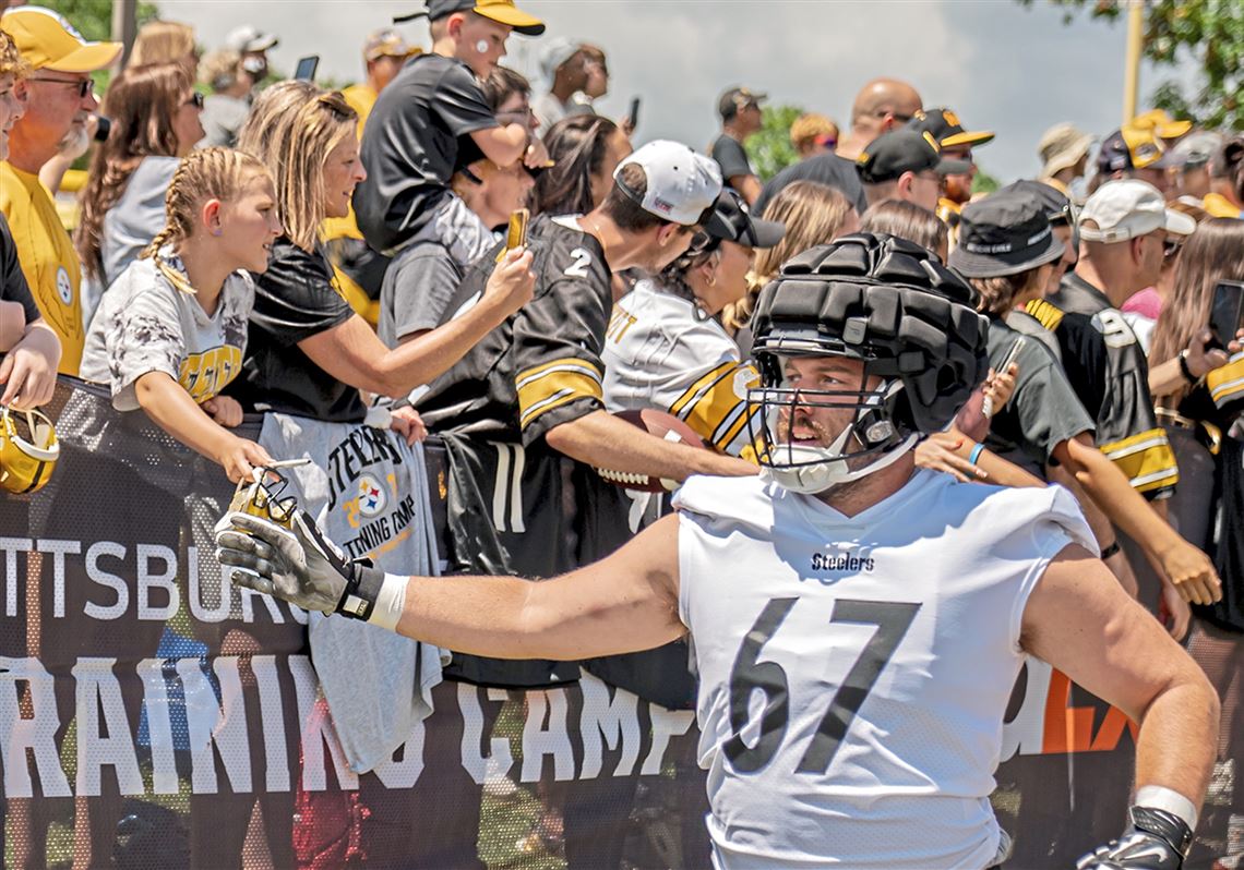 Pittsburgh Steelers tight end Connor Heyward (83) makes a catch during  practice at NFL football training camp in Latrobe, Pa., Monday, Aug. 15,  2022. (AP Photo/Keith Srakocic Stock Photo - Alamy