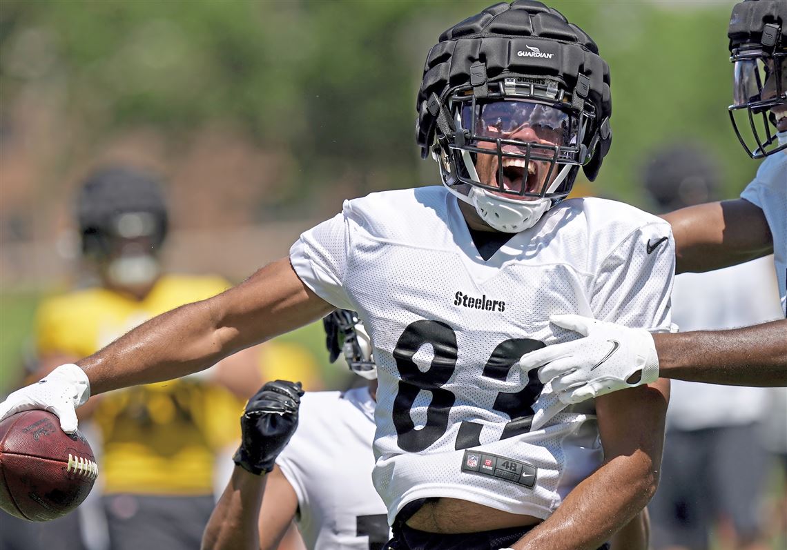 Pittsburgh Steelers tight end Connor Heyward (83) works during the