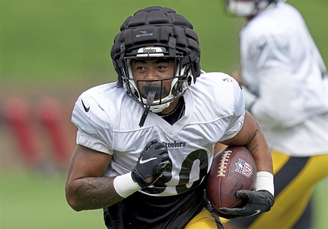 Jaylen Warren of the Pittsburgh Steelers signs autographs for fans News  Photo - Getty Images