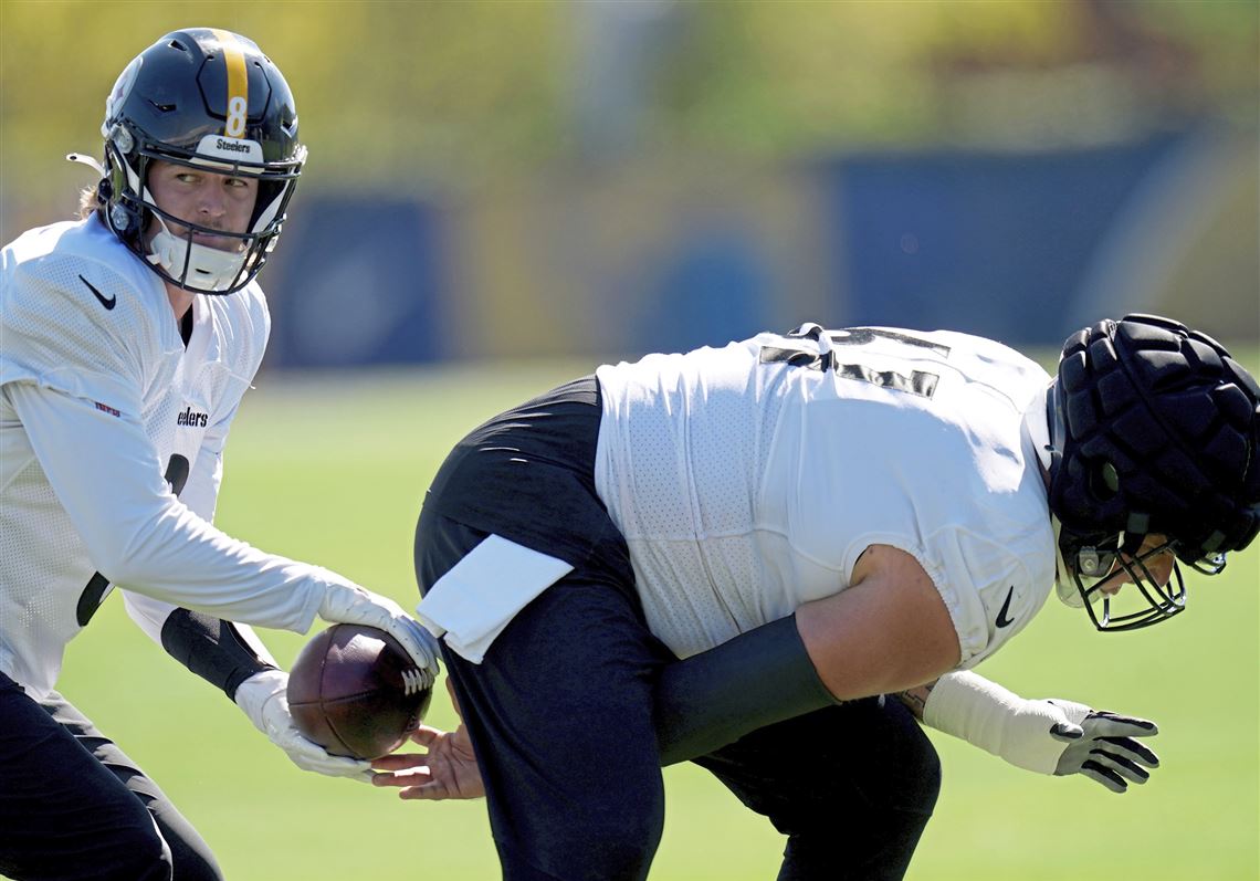 Mason Cole of the Pittsburgh Steelers warms up prior to the