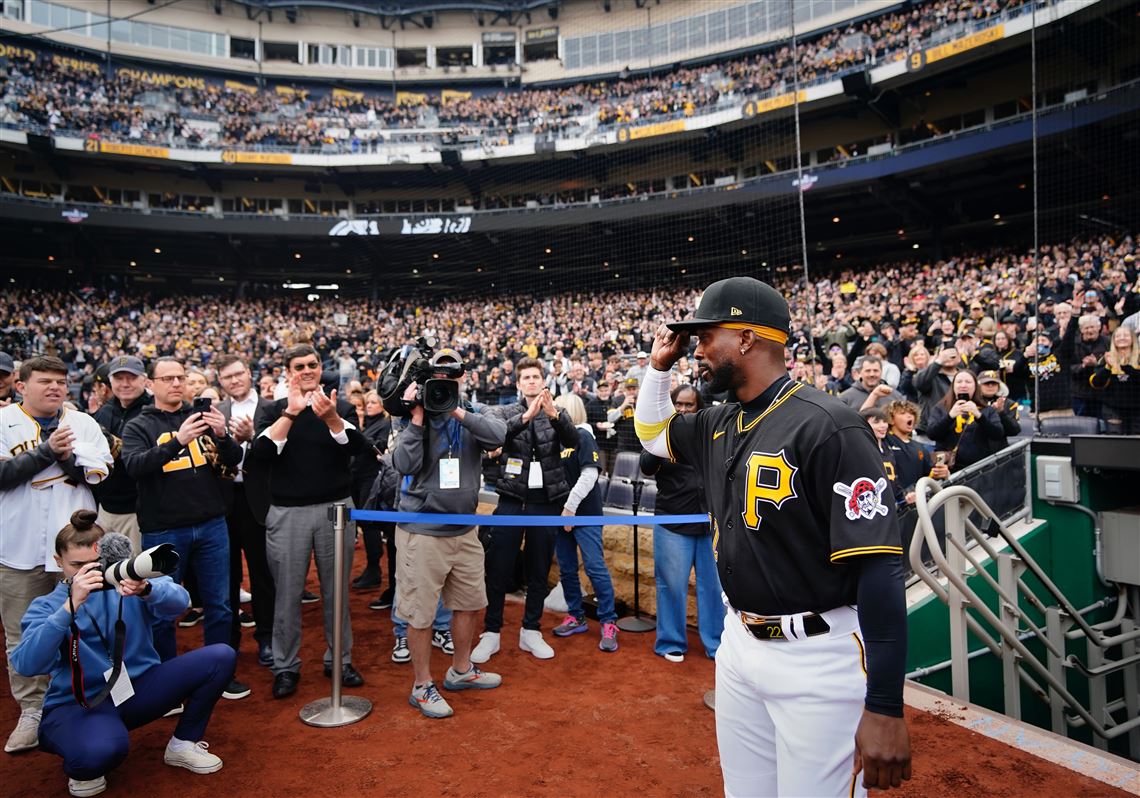Andrew McCutchen reacts to thunderous, emotional ovation in his