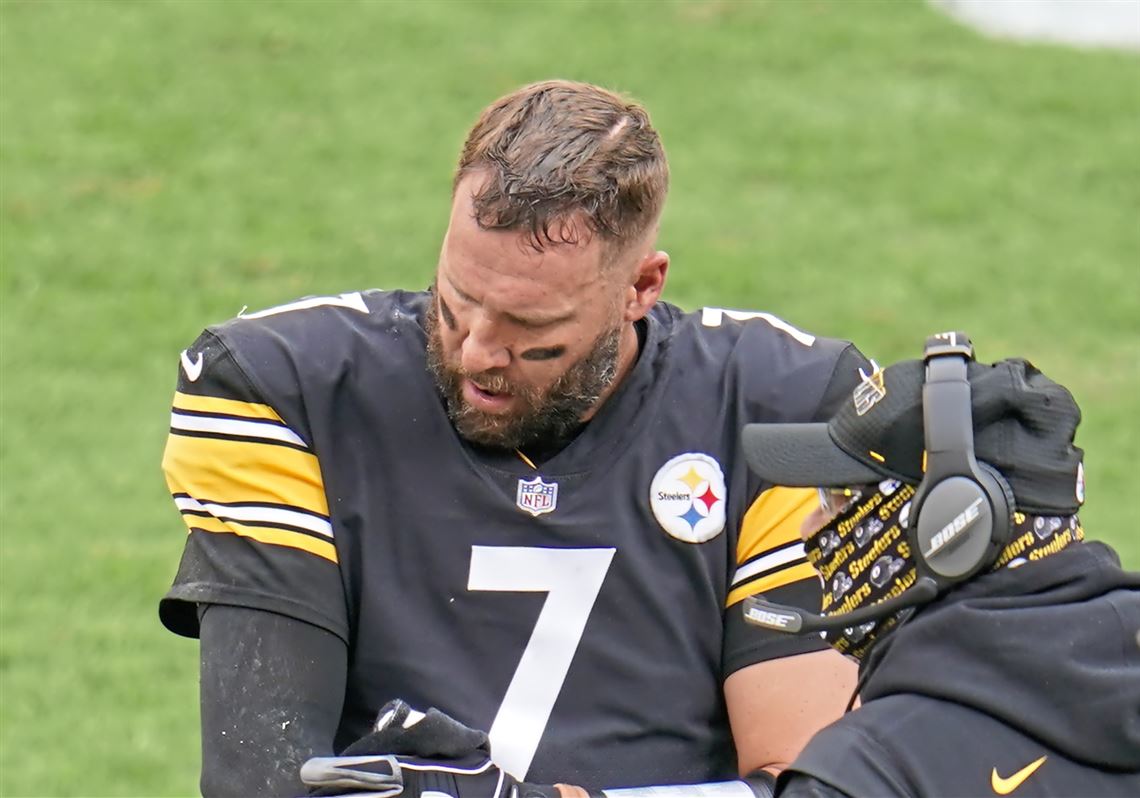 Pittsburgh Steelers quarterback Ben Roethlisberger (7) looks to