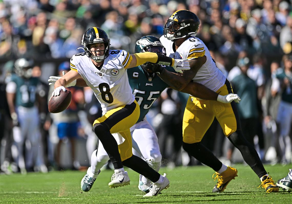 Pittsburgh Steelers wide receiver Steven Sims shakes a pair of