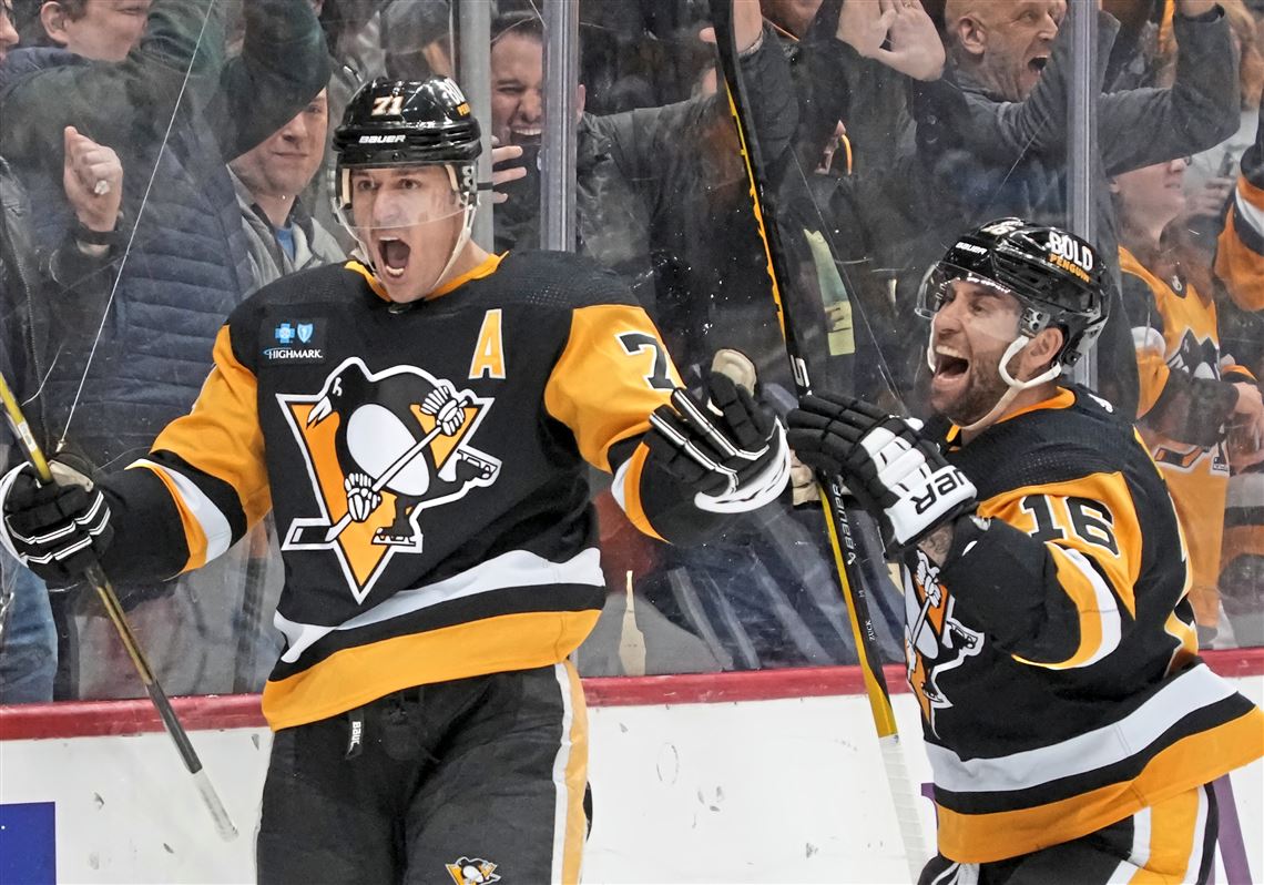 Pittsburgh Penguins Engeni Malkin acknowledges the fans during the