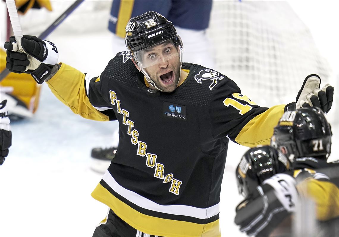 Bruins sign 9-year NHL veteran Smith to bolster forward group