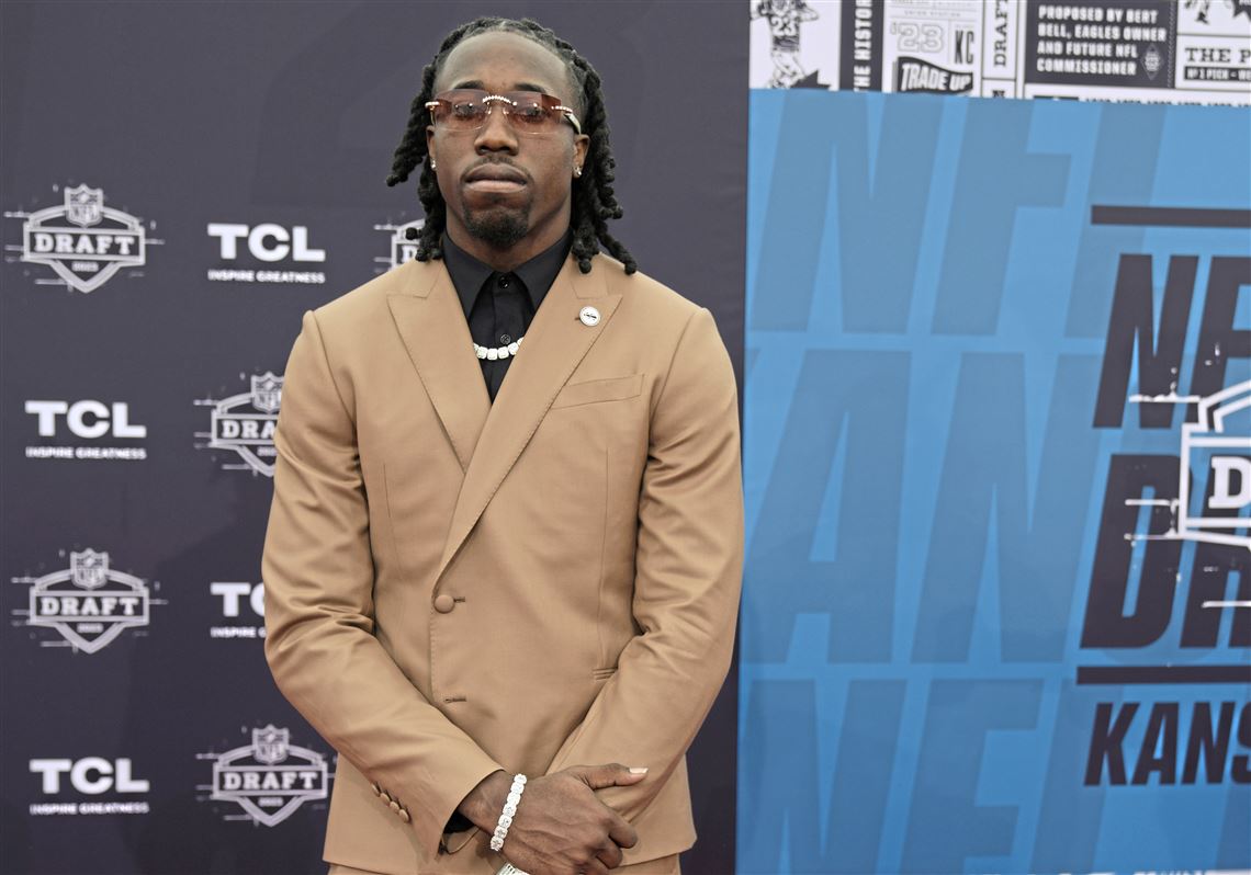 Hitting NFL draft's red carpet means dressing up for moment