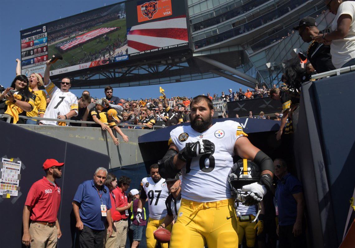 Former Army Ranger, Steeler Villanueva Stands Alone for National Anthem