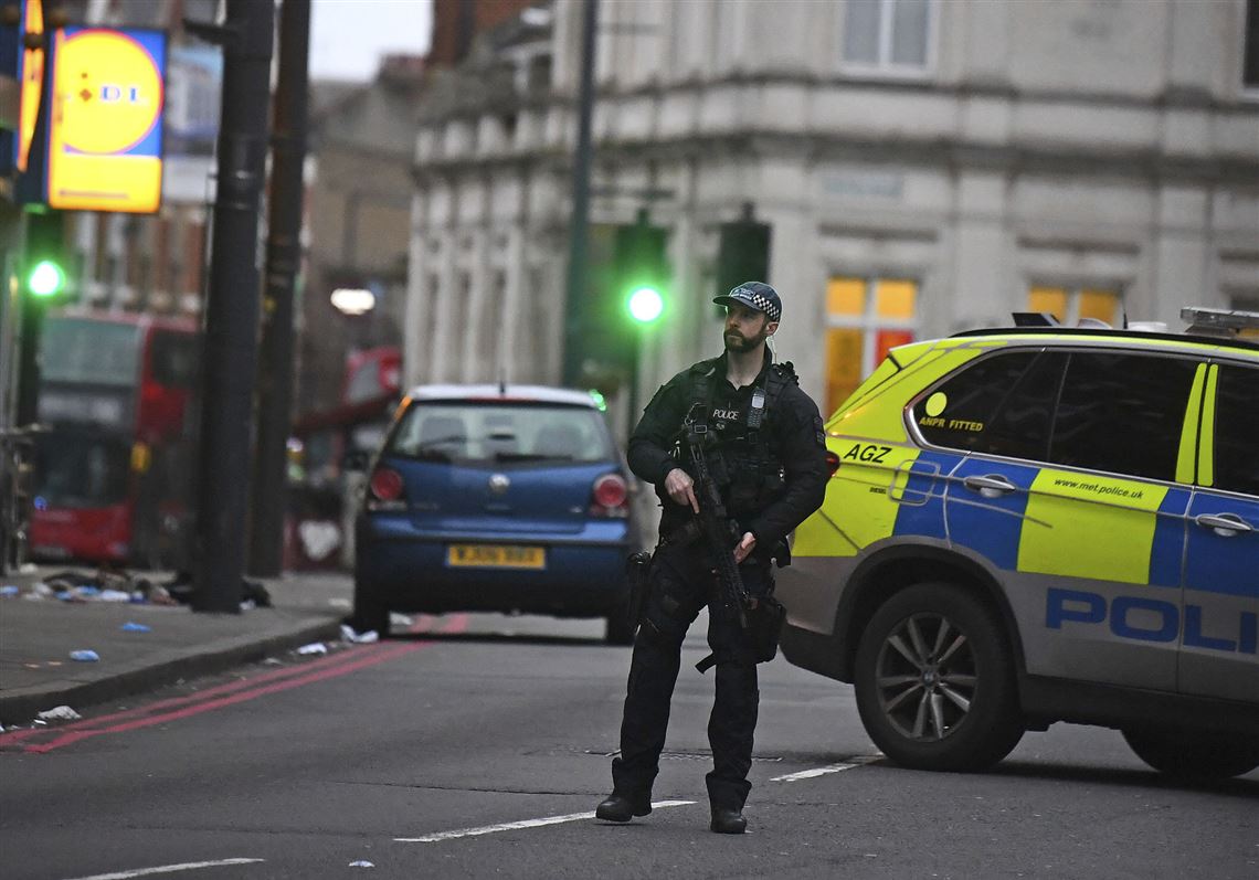 A man wearing a fake bomb is shot to death after stabbing 2 in London ...