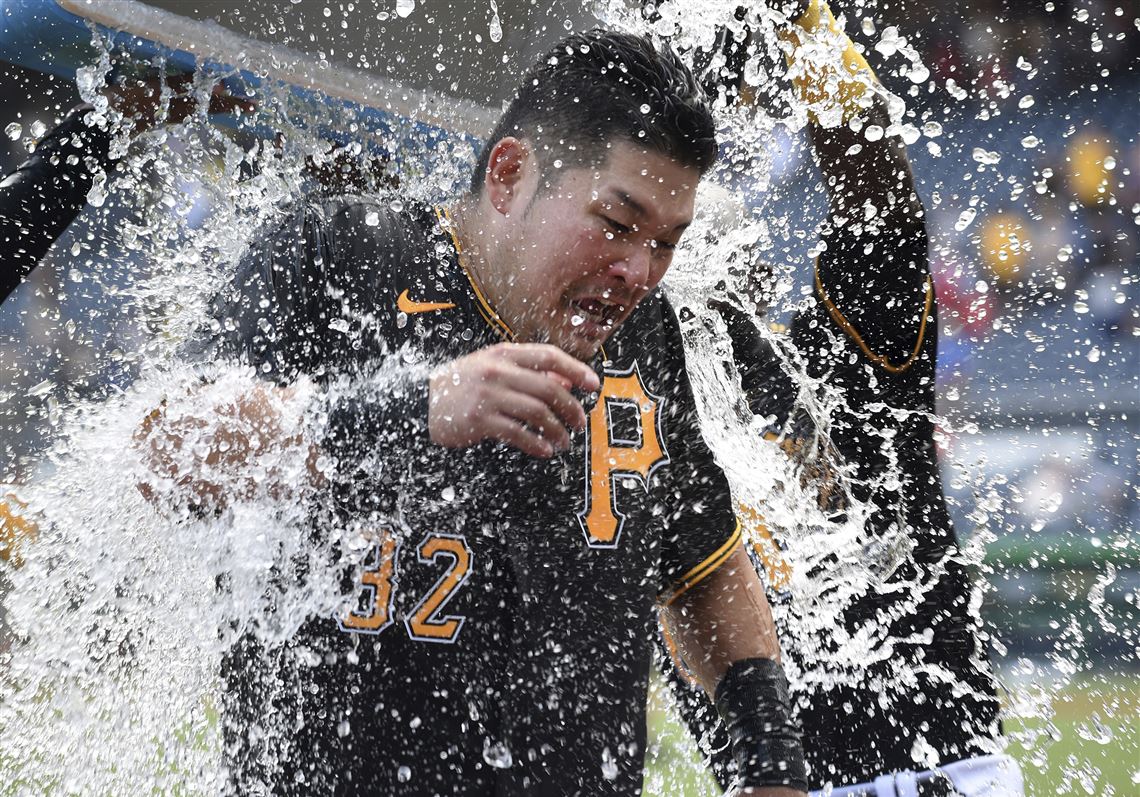 Sources: Yoshi Tsutsugo returning to Pirates on one-year deal