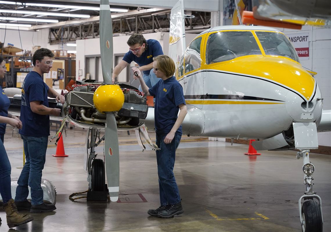 Know Any Airplane Mechanics? A Wave Of Retirements Is Leaving Some US ...