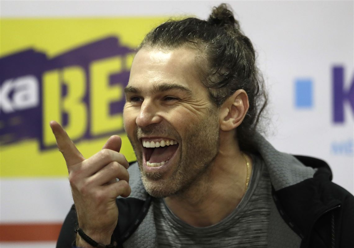Jaromir Jagr suits up for a Penguins practice, much to the delight of ...