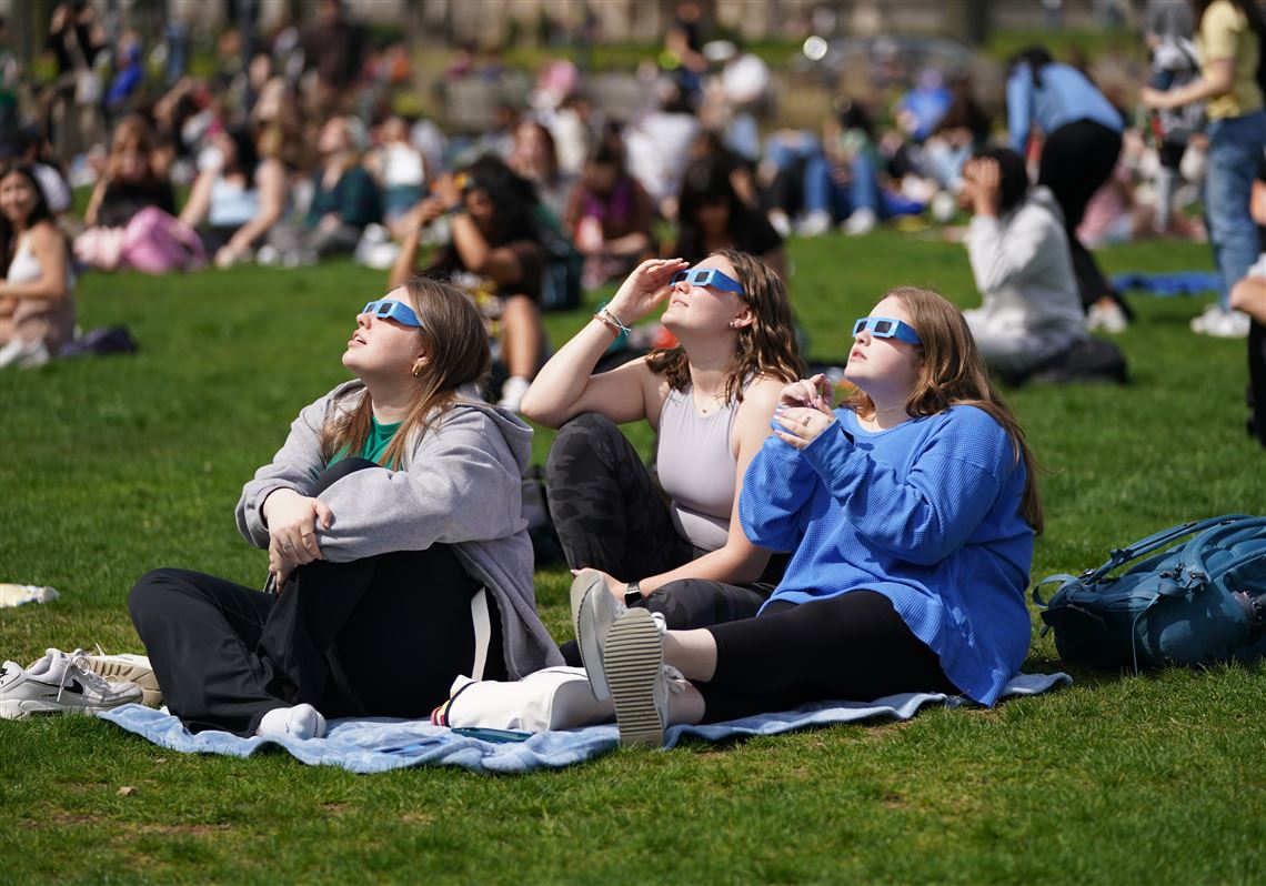 Solar eclipse: Astonished crowds gather in Pittsburgh and Erie,  Pennsylvania | Pittsburgh Post-Gazette