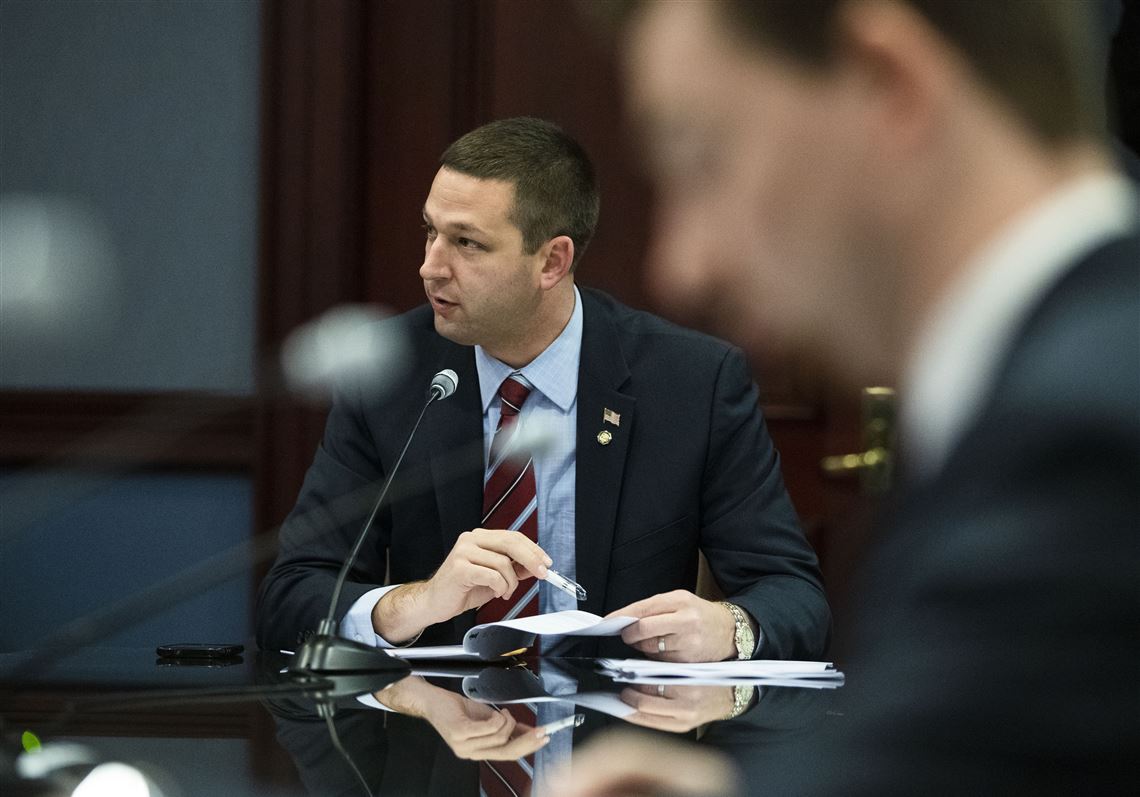 Bill limiting gifts to public officials moves in Pa. Legislature